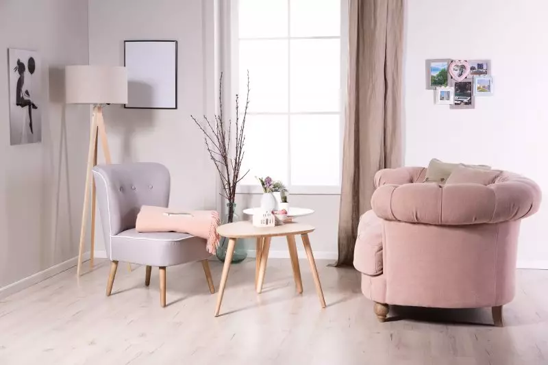 Lidé obývacího pokoje (67 fotek): moderní stylové malé designové židle s vysokým zády v hale a krásné malé spřádací židle, jiné modely v interiéru 9709_3