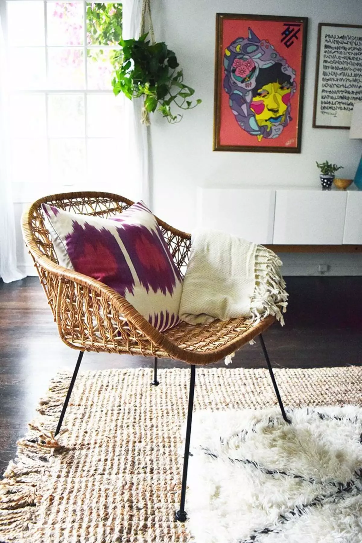 Dzīvojamā istabas krēsls (67 fotogrāfijas): moderns stilīgs mazs dizaina krēsls ar augstu muguru zālē un skaistiem maziem vērpšanas krēsliem, citiem interjera modeļiem 9709_45