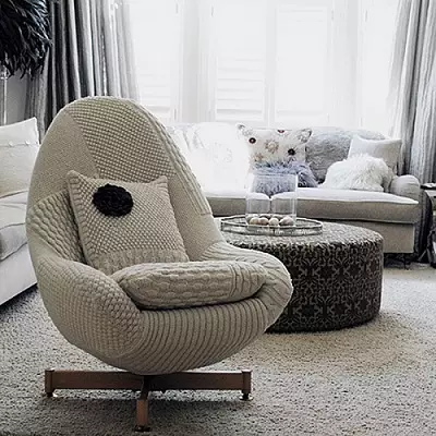 Lidé obývacího pokoje (67 fotek): moderní stylové malé designové židle s vysokým zády v hale a krásné malé spřádací židle, jiné modely v interiéru 9709_6