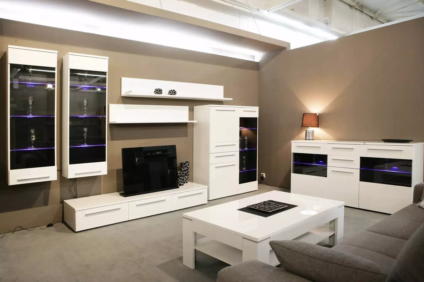 Baltās moduļu dzīvojamās istabas mēbeles: glancētu un matētu moduļu sistēmu dizains baltajos toņos 9717_25