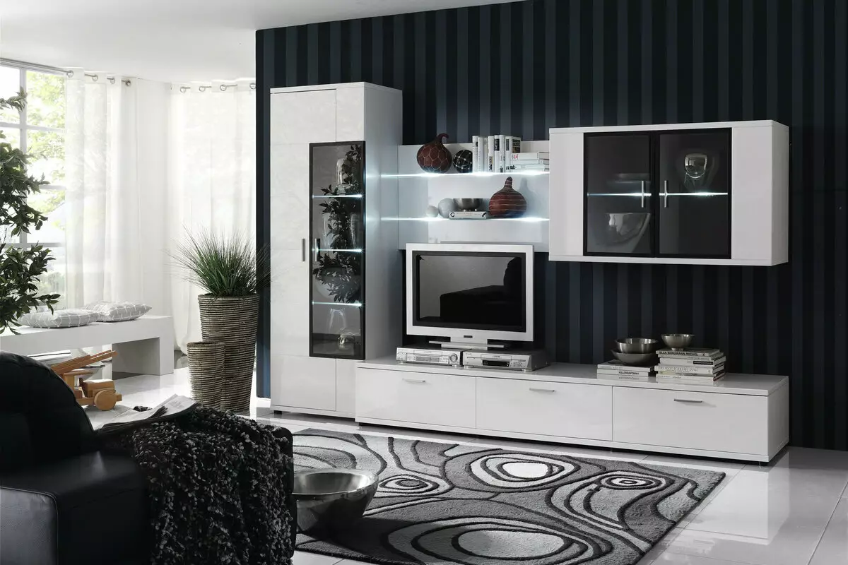 Baltās moduļu dzīvojamās istabas mēbeles: glancētu un matētu moduļu sistēmu dizains baltajos toņos 9717_4
