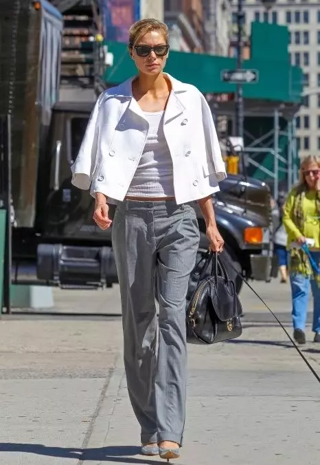 Wide kvinnelige bukser 2021 (82 bilder): Hva skal du ha på, for kvinner med brede hofter, med høy midje 971_44