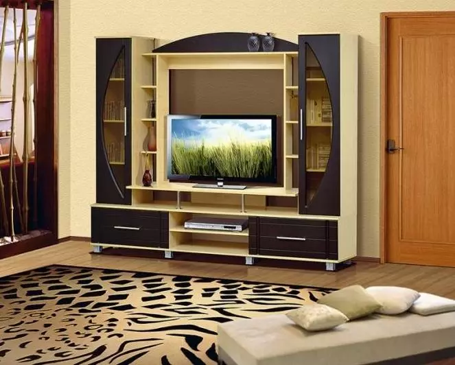 テレビの下のリビングルームの家具（47枚の写真）：ホールのどのような種類の家具がテレビのゾーンに適していますか？最高の製造業者の評価 9728_16