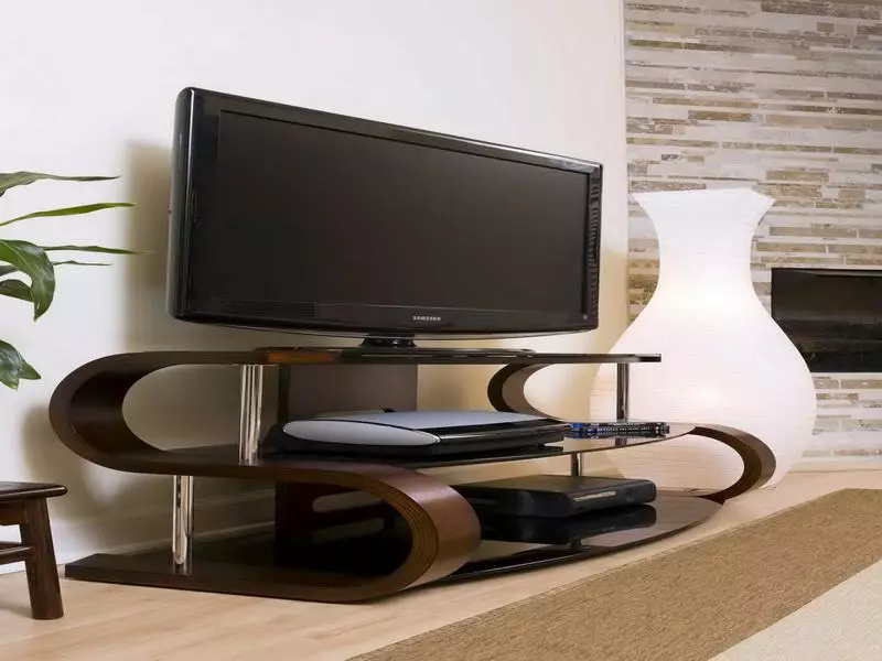 テレビの下のリビングルームの家具（47枚の写真）：ホールのどのような種類の家具がテレビのゾーンに適していますか？最高の製造業者の評価 9728_29