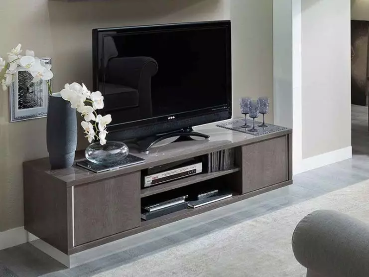 テレビの下のリビングルームの家具（47枚の写真）：ホールのどのような種類の家具がテレビのゾーンに適していますか？最高の製造業者の評価 9728_4
