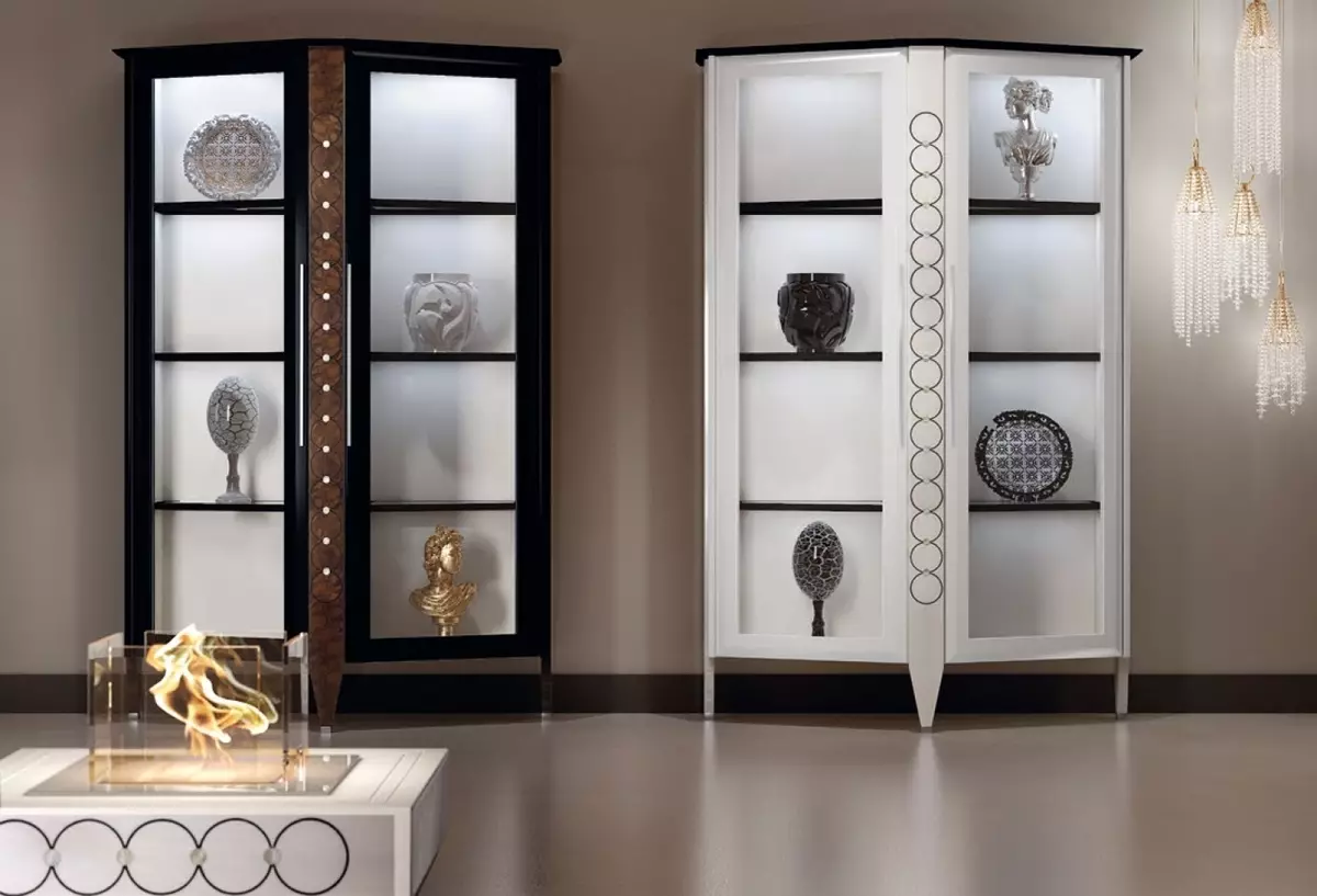 نمایشگاه برای ظروف در اتاق نشیمن (82 عکس): پنجره های شیشه ای شیشه ای و کابینت، پنجره های فروشگاه و نمایشگاه بوفه ها در سبک کلاسیک و سایر انواع مبلمان 9730_62
