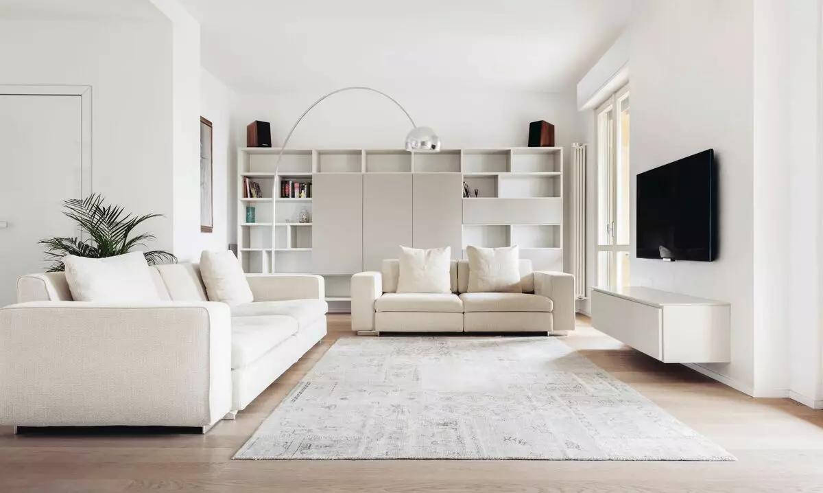 Oturma odası için parlak mobilyalar: Klasik ve diğer tarzlarda mobilya salonun iç kısmında beyaz tonlarda 9731_12