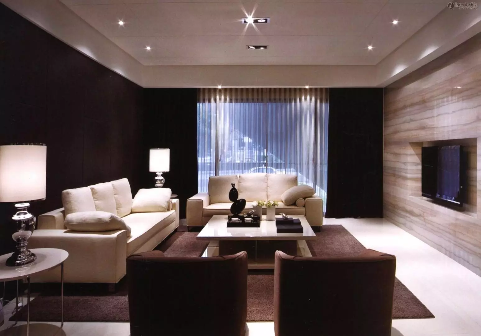 Muebles brillantes para la sala de estar: muebles en clásicos y otros estilos en tonos blancos en el interior de la sala. 9731_14