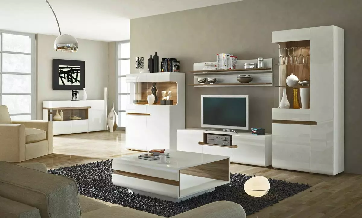 Spilgtas mēbeles dzīvojamā istabā: mēbeles klasiskās un citos stilos balto toņos zālē interjerā 9731_2