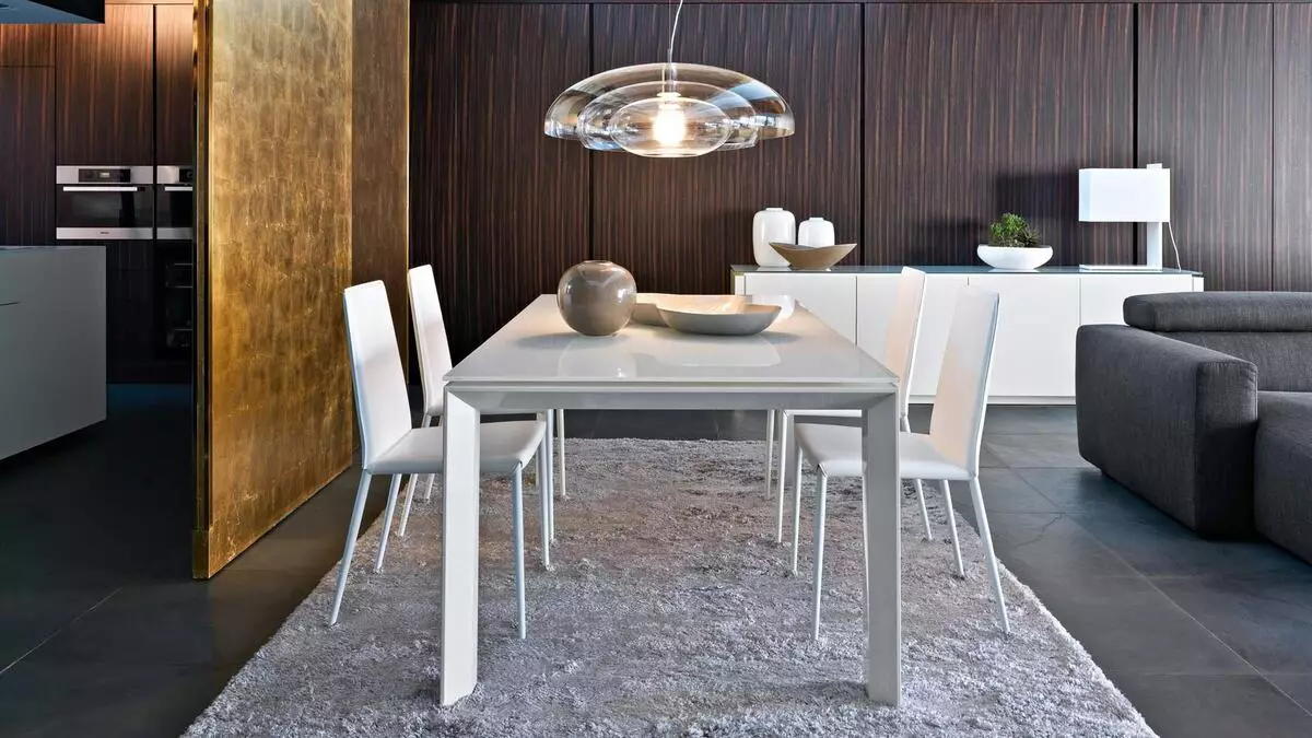 Oturma odası için parlak mobilyalar: Klasik ve diğer tarzlarda mobilya salonun iç kısmında beyaz tonlarda 9731_25