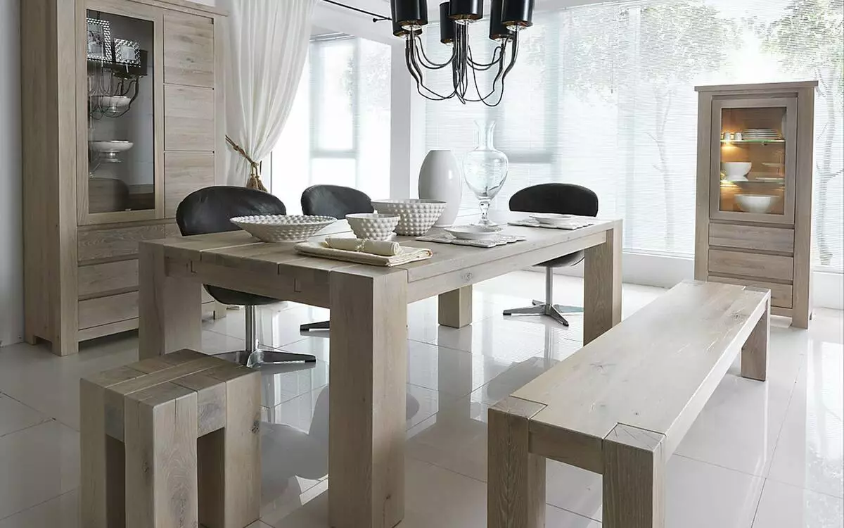 Fényes bútorok a nappalihoz: Klasszikus bútorok és más stílusok fehér tónusokban a terem belsejében 9731_26