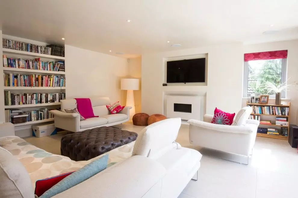 Mobles brillantes para a sala de estar: mobles en clásicos e outros estilos en tons brancos no interior do salón 9731_29