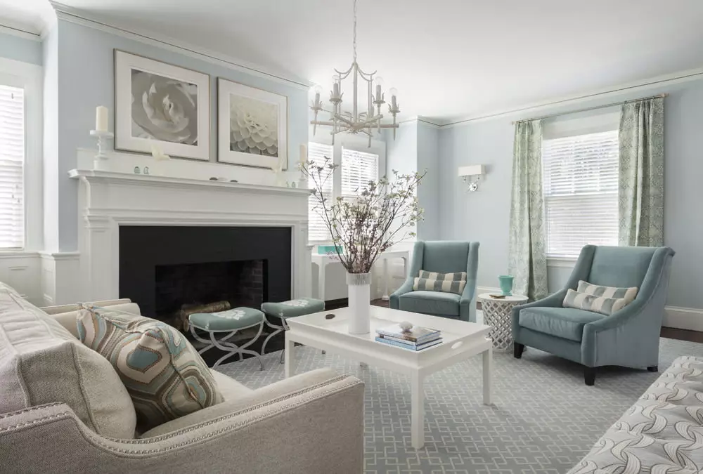 Světlý nábytek pro obývací pokoj: nábytek v klasických a jiných stylech v bílých tónech v interiéru haly 9731_6