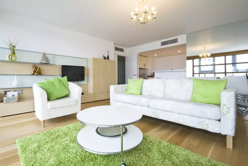 Mobles brillantes para a sala de estar: mobles en clásicos e outros estilos en tons brancos no interior do salón 9731_7