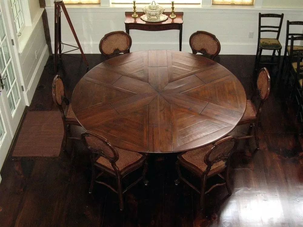 Mesa deslizante para a sala de estar: Dicas para escolher uma grande mesa de jantar oval e redonda. Revisão de mesas bonitas e modernas da produção russa. Exemplos interessantes 9732_18
