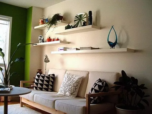 Scaffali nel soggiorno (49 foto): scaffali sul muro all'interno della sala, scaffali sul pavimento sotto TV e altre opzioni in un moderno e altro stile 9737_37