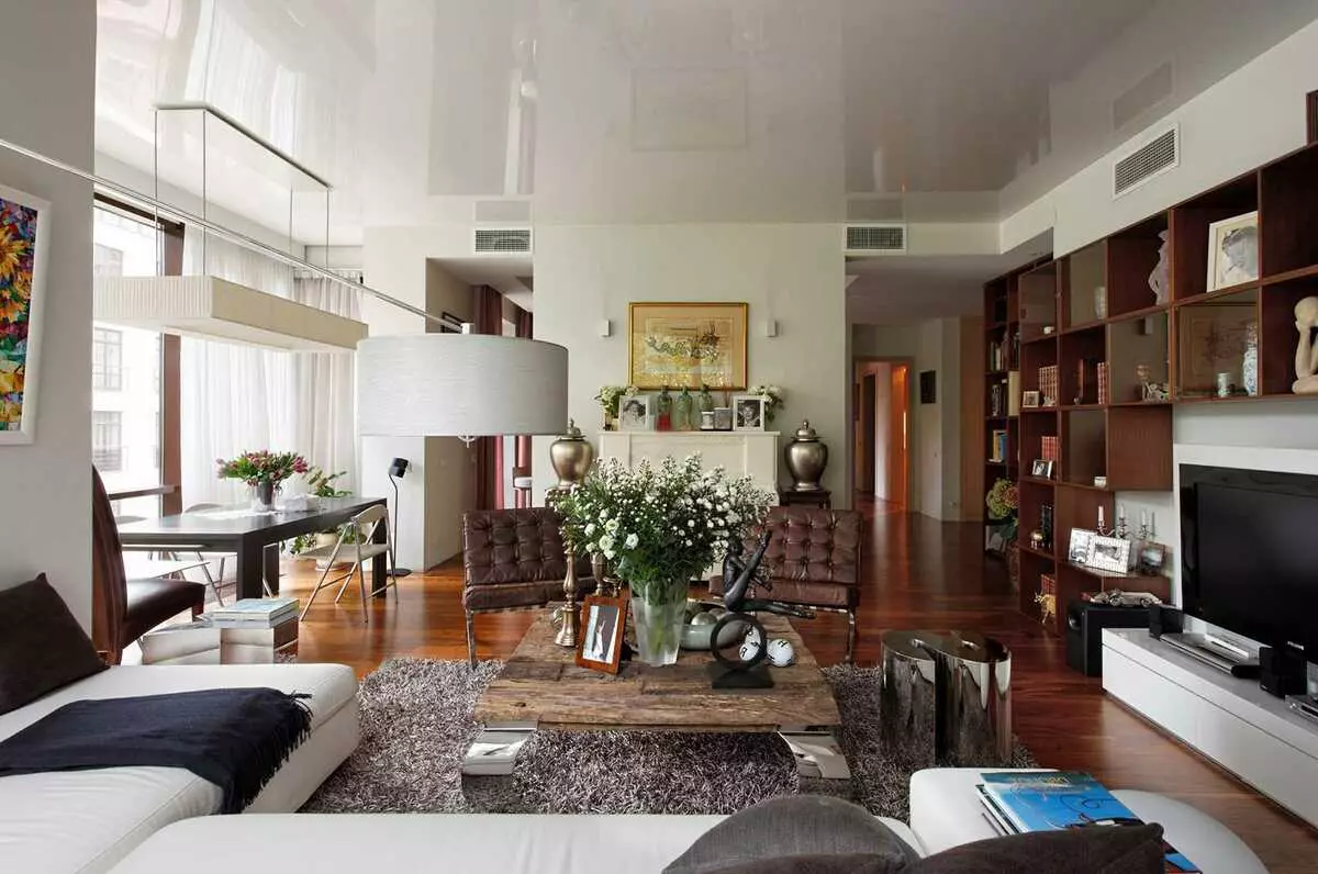 Living Room Alignment i stuen (49 billeder): Sådan sætter du møbler i hallen? Hvilke møbler at vælge og hvordan man sætter det i stuen på 18 kvadratmeter. m? Regler og plan for møbelarrangement i et rektangulært rum 9740_22