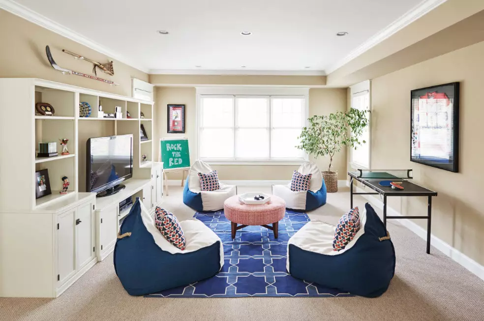 Living Room Alignment i stuen (49 billeder): Sådan sætter du møbler i hallen? Hvilke møbler at vælge og hvordan man sætter det i stuen på 18 kvadratmeter. m? Regler og plan for møbelarrangement i et rektangulært rum 9740_7