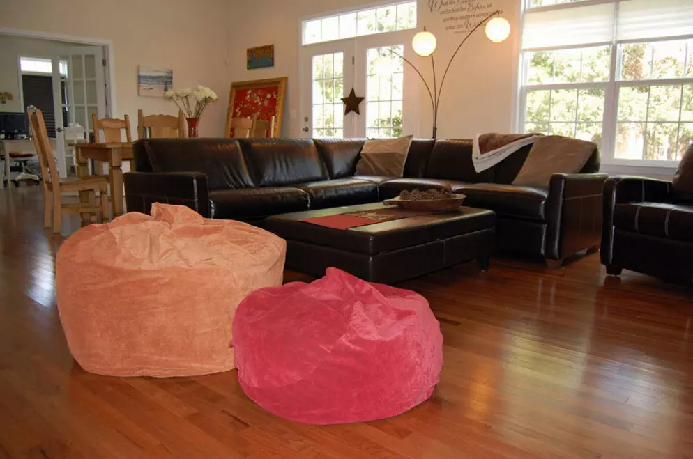 Living Room Alignment i stuen (49 billeder): Sådan sætter du møbler i hallen? Hvilke møbler at vælge og hvordan man sætter det i stuen på 18 kvadratmeter. m? Regler og plan for møbelarrangement i et rektangulært rum 9740_8