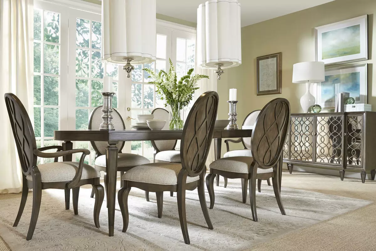 Galdi un krēsli dzīvojamā istabā (56 fotogrāfijas): izvēlieties mēbeles klasiskās stila zālei, modernām un klasiskām pusdienu grupām ar bīdāmu galdu. 9742_23