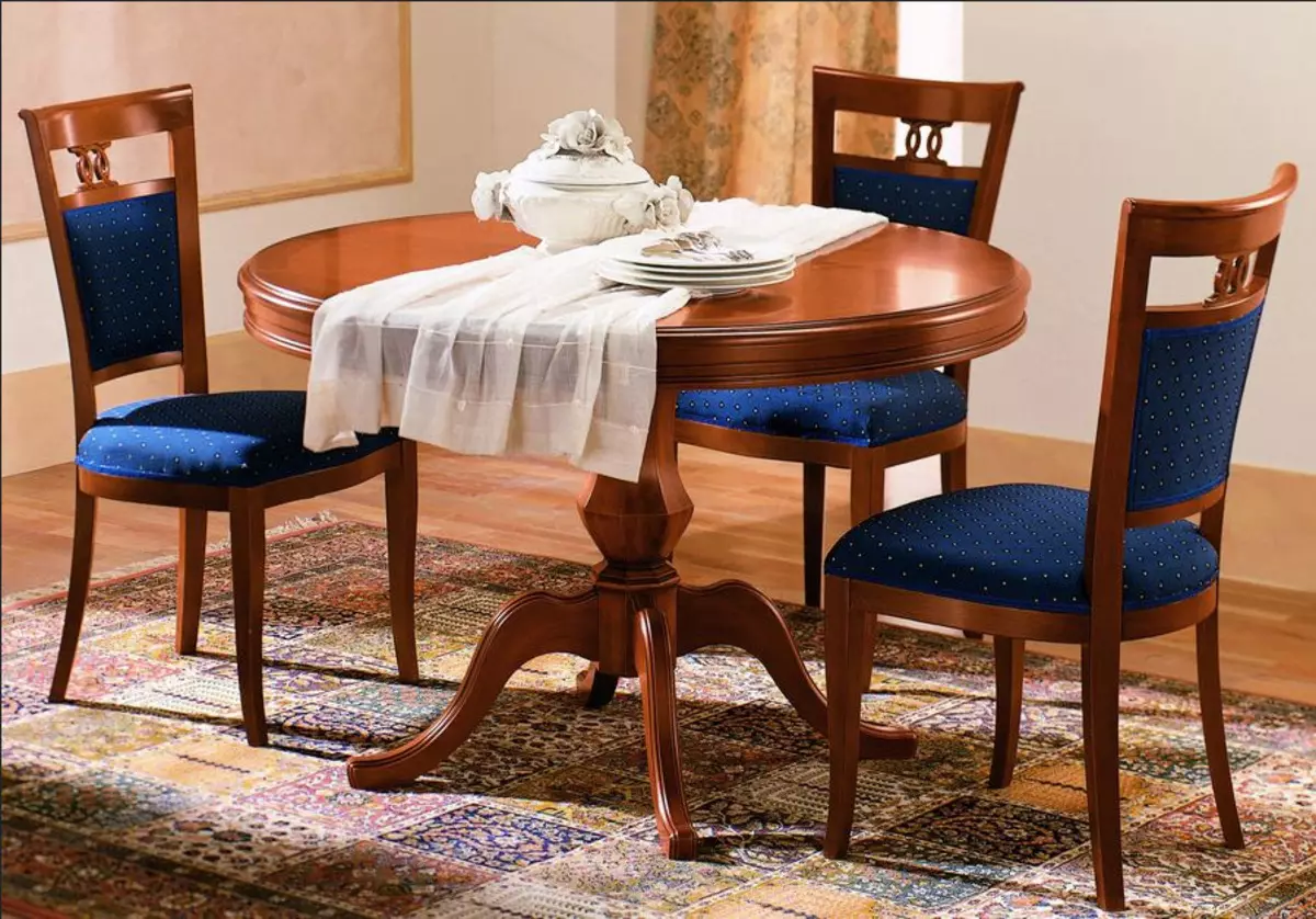 Svetainės lentelės ir kėdės (56 nuotraukos): pasirinkite baldus klasikinio stiliaus salės, modernių ir klasikinių pietų grupių su stumdomu stalu. 9742_4
