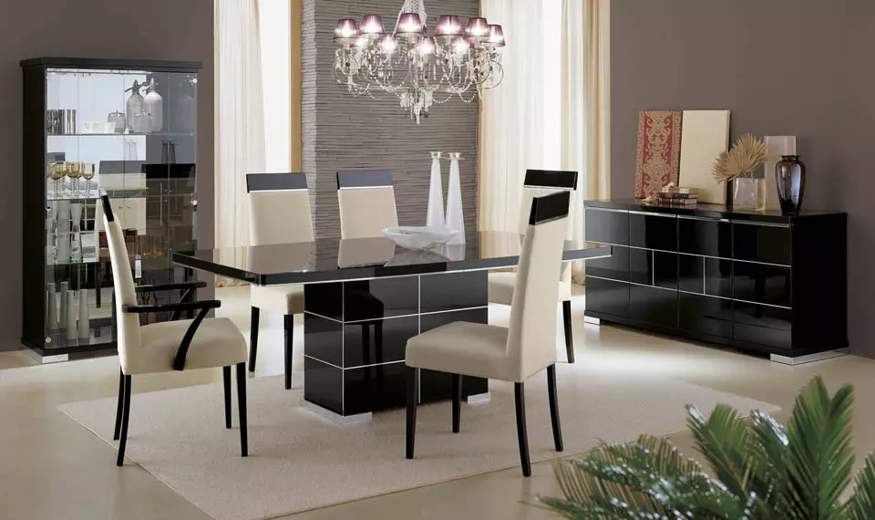 Svetainės lentelės ir kėdės (56 nuotraukos): pasirinkite baldus klasikinio stiliaus salės, modernių ir klasikinių pietų grupių su stumdomu stalu. 9742_42