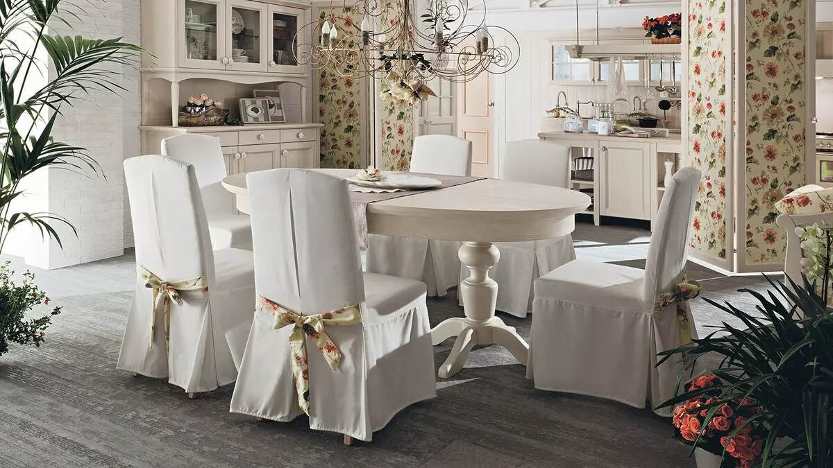 Tafels en stoele vir die woonkamer (56 foto's): Kies meubels vir die klassieke styl saal, moderne en klassieke middagete groepe met gly tafel. 9742_45
