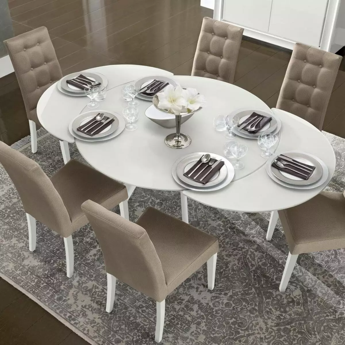 طاولات وكراسي لغرفة المعيشة (56 صورة): حدد الأثاث لقاعة الطراز الكلاسيكي، ومجموعات الغداء الحديثة والكلاسيكية مع طاولة انزلاقية. 9742_9
