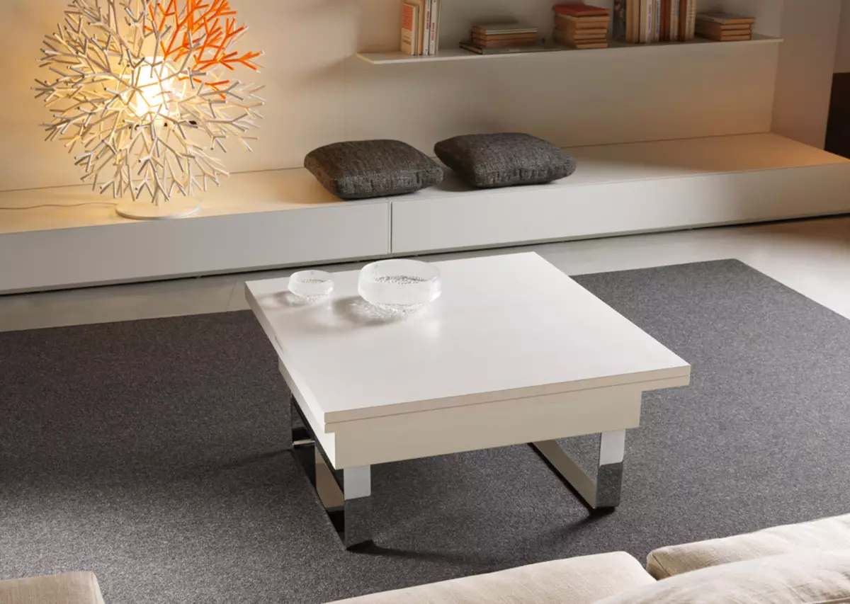 Pengubah meja untuk ruang tamu (62 foto): lipat makan meja bulat dan meja gelongsor-berdiri, meja konsol lipat dan model lain di dalam dewan 9745_35
