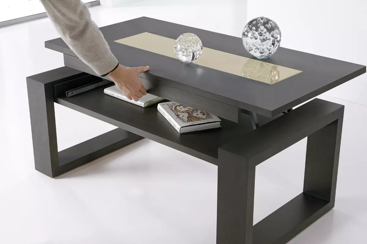 Pengubah meja untuk ruang tamu (62 foto): lipat makan meja bulat dan meja gelongsor-berdiri, meja konsol lipat dan model lain di dalam dewan 9745_61