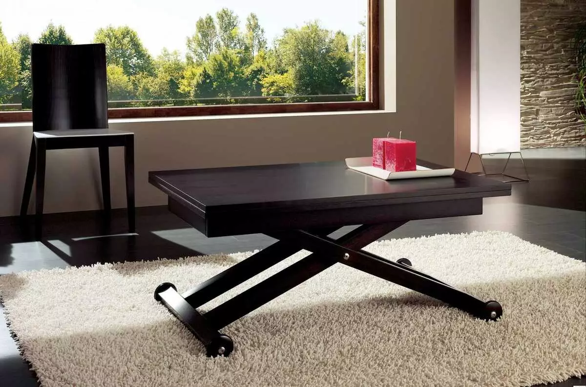 Pengubah meja untuk ruang tamu (62 foto): lipat makan meja bulat dan meja gelongsor-berdiri, meja konsol lipat dan model lain di dalam dewan 9745_8