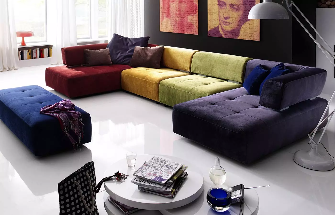 Siesas dzīvojamā istabā (157 fotogrāfijas): pārskats par mīkstajiem dīvāniem zālei, stilīgs pusapaļš un p-formas, neprofināls un elites taisnas dīvāni interjerā. Kā izvēlēties? 9758_156