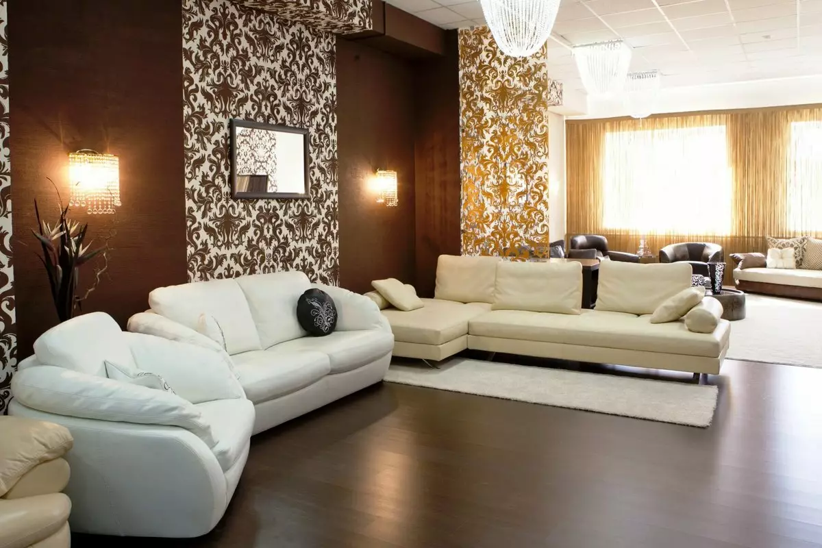 В хола (157 снимки): Преглед на меки дивани за залата, стилни полукръгли и P-образна, непрофинални и елитни прави каналия в интериора. Как да изберем? 9758_4