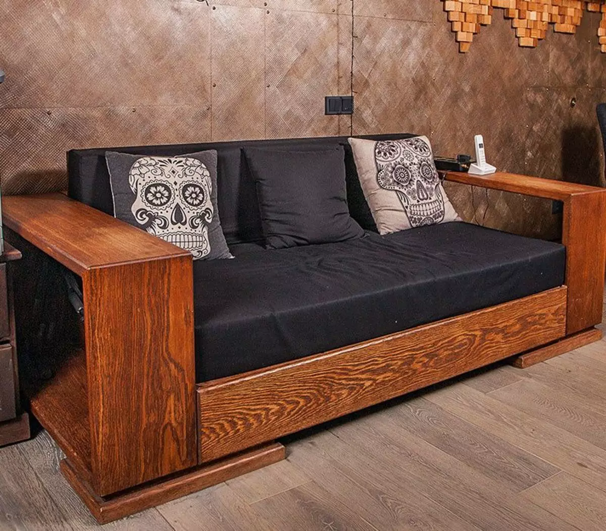 угловой диван с деревянными вставками