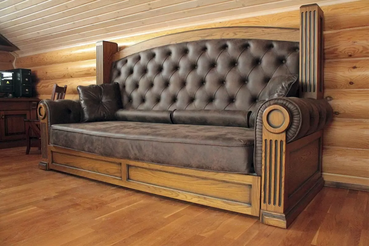 Siesas dzīvojamā istabā (157 fotogrāfijas): pārskats par mīkstajiem dīvāniem zālei, stilīgs pusapaļš un p-formas, neprofināls un elites taisnas dīvāni interjerā. Kā izvēlēties? 9758_47