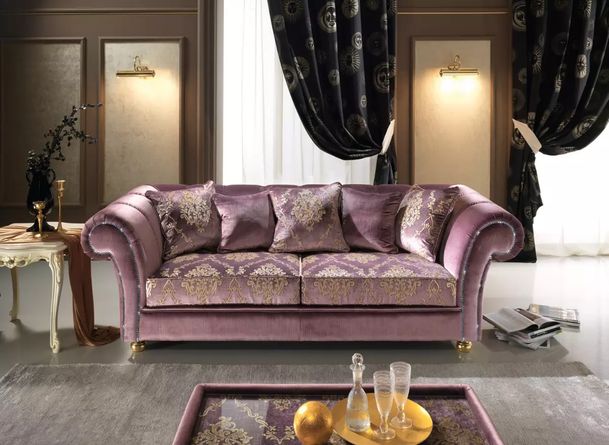 Siesas dzīvojamā istabā (157 fotogrāfijas): pārskats par mīkstajiem dīvāniem zālei, stilīgs pusapaļš un p-formas, neprofināls un elites taisnas dīvāni interjerā. Kā izvēlēties? 9758_57