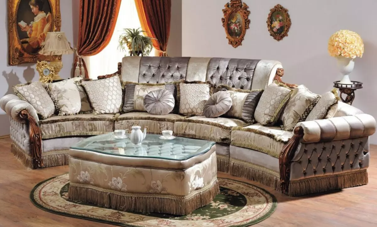Siesas dzīvojamā istabā (157 fotogrāfijas): pārskats par mīkstajiem dīvāniem zālei, stilīgs pusapaļš un p-formas, neprofināls un elites taisnas dīvāni interjerā. Kā izvēlēties? 9758_58