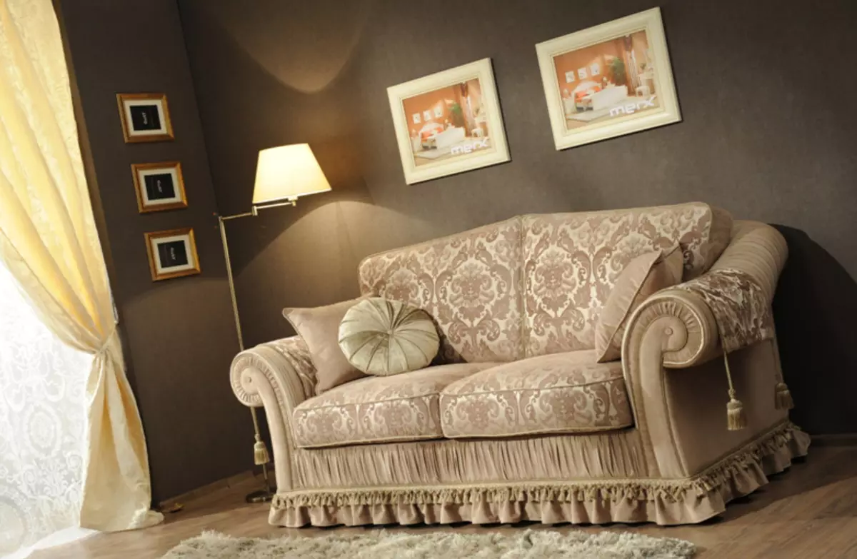 Siesas dzīvojamā istabā (157 fotogrāfijas): pārskats par mīkstajiem dīvāniem zālei, stilīgs pusapaļš un p-formas, neprofināls un elites taisnas dīvāni interjerā. Kā izvēlēties? 9758_74