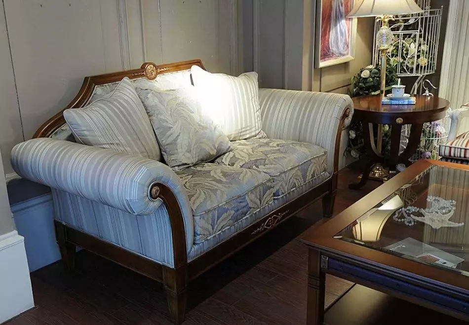 Sives w salonie (157 zdjęć): Przegląd miękkich sof dla sali, stylowe półokrągłe i w kształcie litery P, nieświadome i elitarne proste sofy we wnętrzu. Jak wybrać? 9758_77