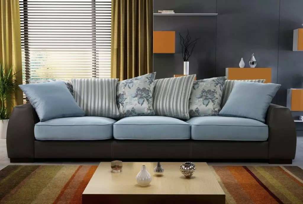 Siesas dzīvojamā istabā (157 fotogrāfijas): pārskats par mīkstajiem dīvāniem zālei, stilīgs pusapaļš un p-formas, neprofināls un elites taisnas dīvāni interjerā. Kā izvēlēties? 9758_83