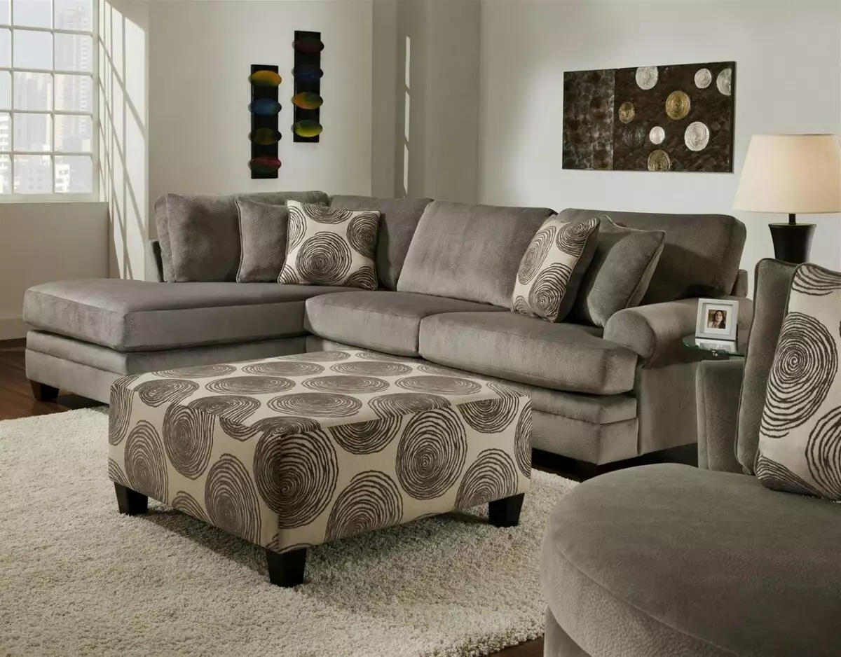 Siesas dzīvojamā istabā (157 fotogrāfijas): pārskats par mīkstajiem dīvāniem zālei, stilīgs pusapaļš un p-formas, neprofināls un elites taisnas dīvāni interjerā. Kā izvēlēties? 9758_84