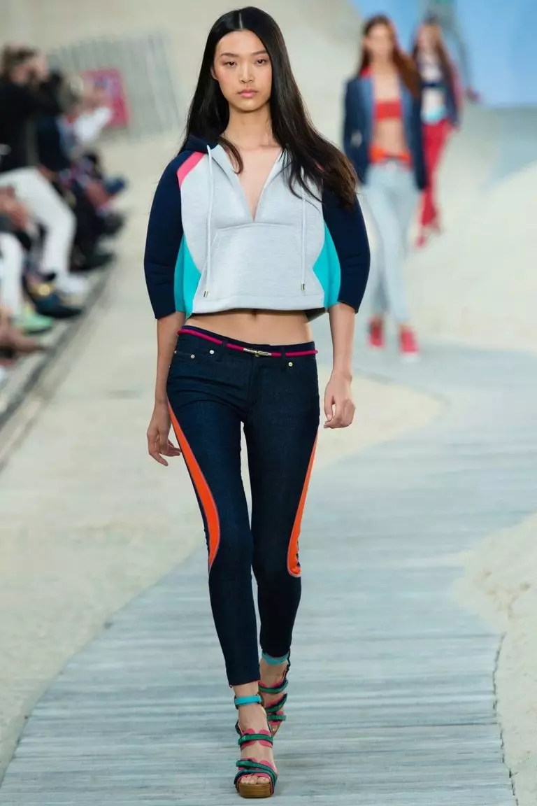Pantallona sportive të grave (108 foto): Opsionet e gjera dhe në modë të pajisur, pantallona sportive Adidas dhe Nike, me çfarë duhet të veshin dhe si të zgjedhin 975_14