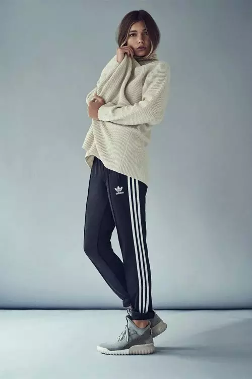 Pantallona sportive të grave (108 foto): Opsionet e gjera dhe në modë të pajisur, pantallona sportive Adidas dhe Nike, me çfarë duhet të veshin dhe si të zgjedhin 975_66