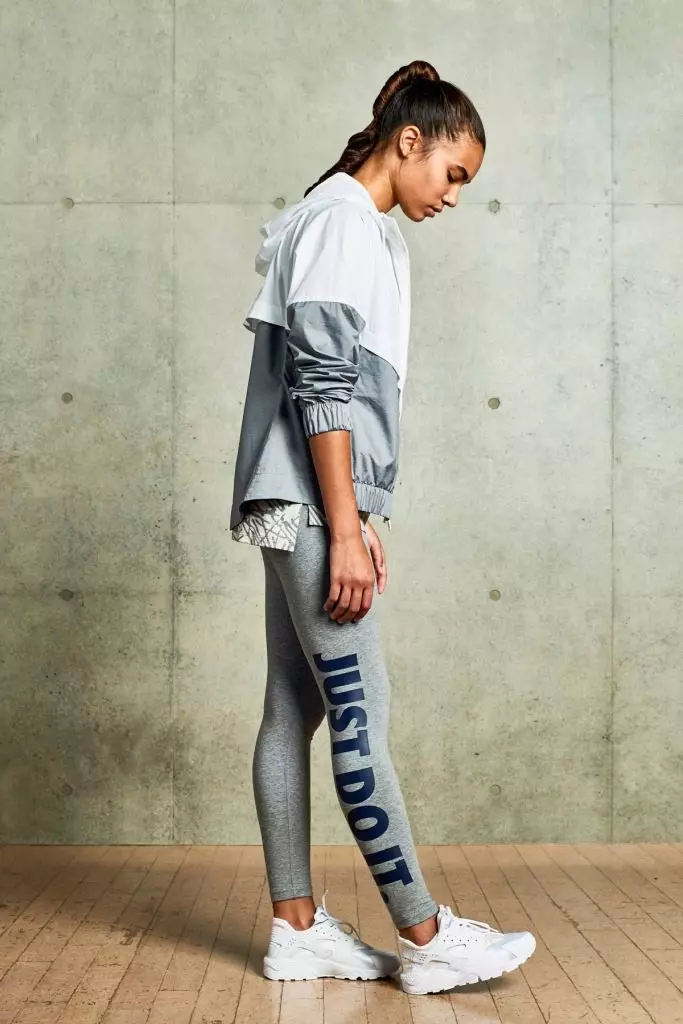 Pantallona sportive të grave (108 foto): Opsionet e gjera dhe në modë të pajisur, pantallona sportive Adidas dhe Nike, me çfarë duhet të veshin dhe si të zgjedhin 975_68