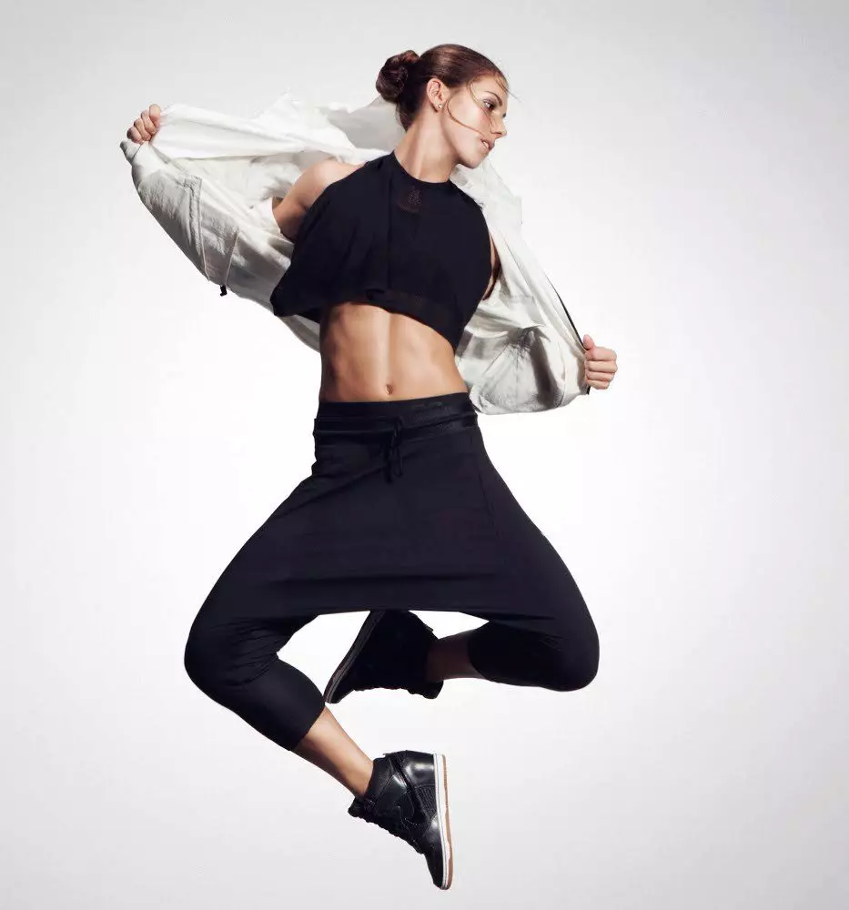 Ženske športne hlače (108 fotografij): široke in modne možnosti, športne hlače Adidas in Nike, s tem, kaj je nositi in kako izbrati 975_70