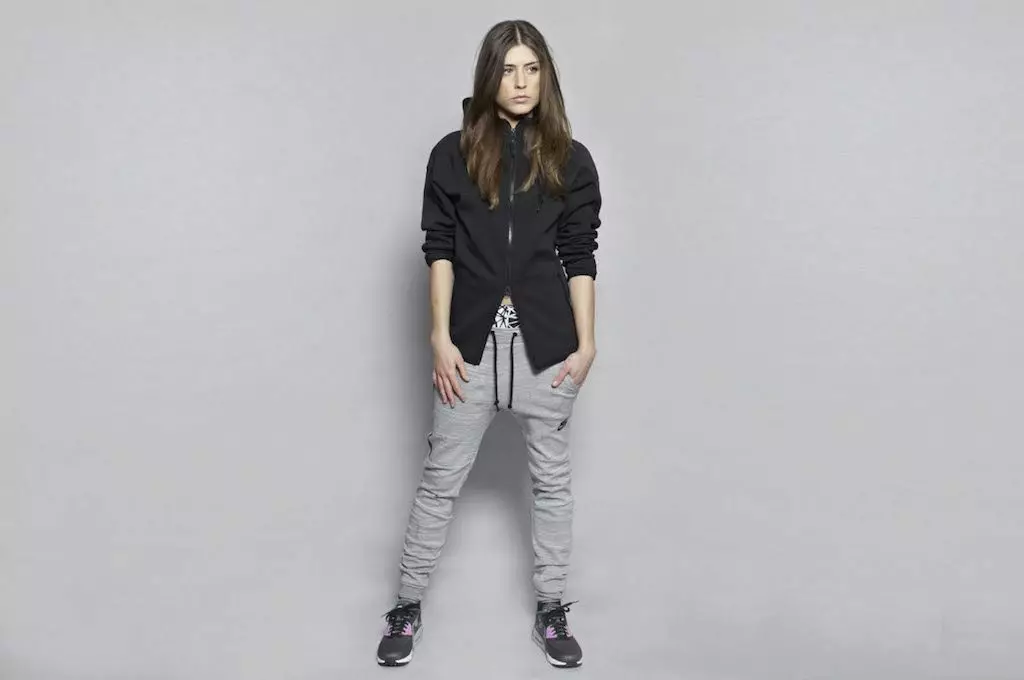 Γυναικεία αθλητικά παντελόνια (108 φωτογραφίες): Ευρείες και μοντέρνες τοποθετημένες επιλογές, αθλητικά παντελόνια adidas και nike, με τι να φορέσει και πώς να επιλέξει 975_73