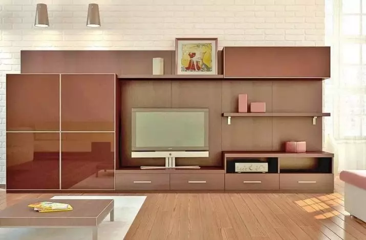 Parets sota el televisor a la sala d'estar (62 fotos): seleccioneu les parets amb TV d'un estil modern i modern. Models de guix sota el televisor gran al vestíbul i altres opcions 9761_12