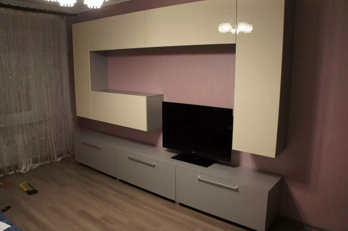 Paredes debajo del televisor en la sala de estar (62 fotos): seleccione las paredes debajo de la televisión en un estilo moderno y moderno. Modelos hechos de paneles de yeso bajo la televisión grande en el pasillo y otras opciones. 9761_19