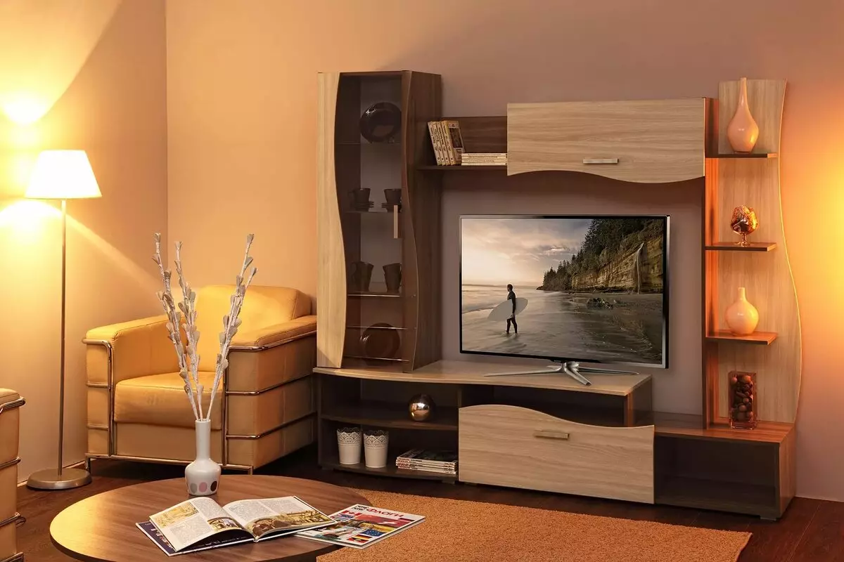 Parets sota el televisor a la sala d'estar (62 fotos): seleccioneu les parets amb TV d'un estil modern i modern. Models de guix sota el televisor gran al vestíbul i altres opcions 9761_2