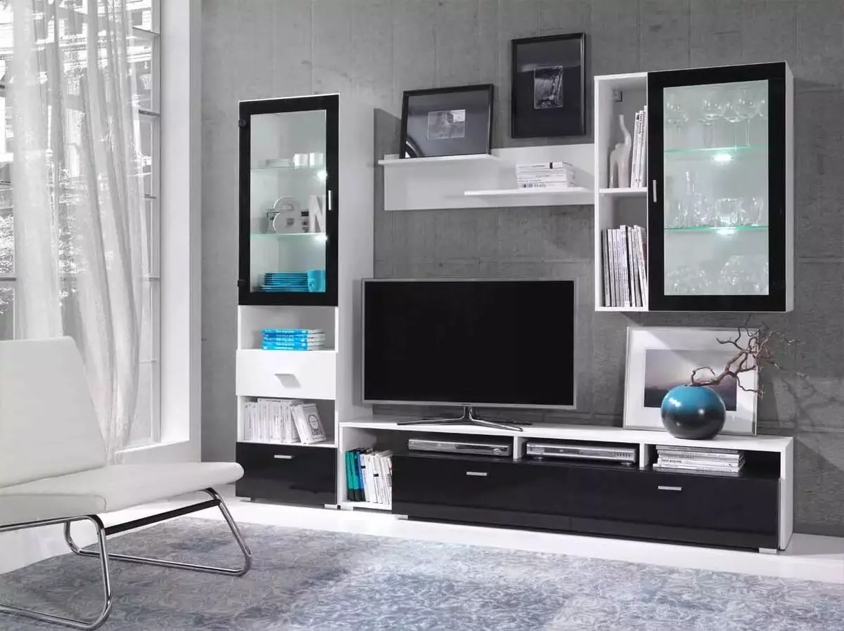 Paredes debajo del televisor en la sala de estar (62 fotos): seleccione las paredes debajo de la televisión en un estilo moderno y moderno. Modelos hechos de paneles de yeso bajo la televisión grande en el pasillo y otras opciones. 9761_32